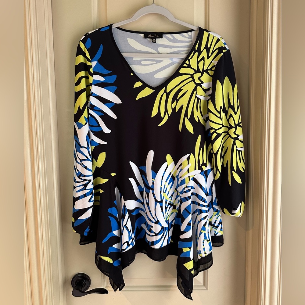 Women’s Melissa Paige Top; Size Medium; Hangs lower on the sides